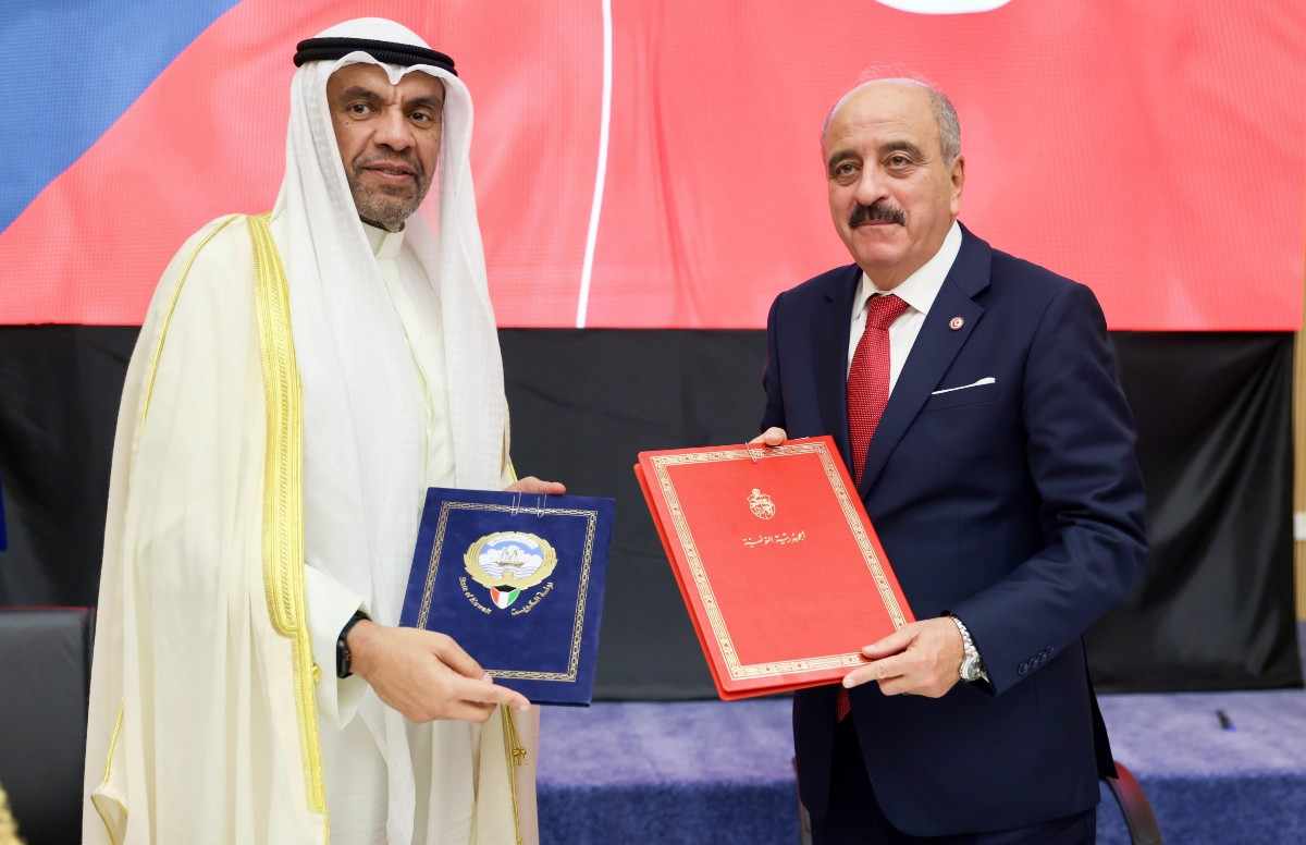 توقيع اتفاقية قرض بمبلغ 10,000,000 دينار كويتي لتمويل مشروع تجديد وتطوير خطوط السكة الحديدية لنقل الفوسفات في الجمهورية التونسية