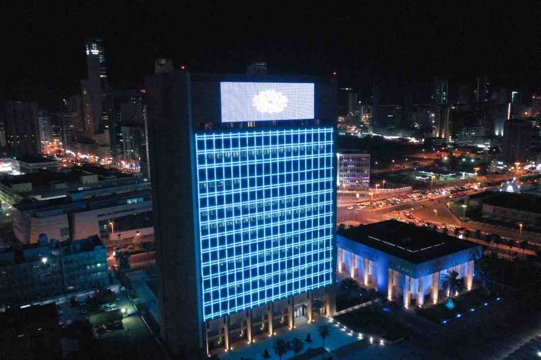 مبنى الصندوق الكويتي باللون الأزرق تضامنا مع اللاجئين حول العالم
