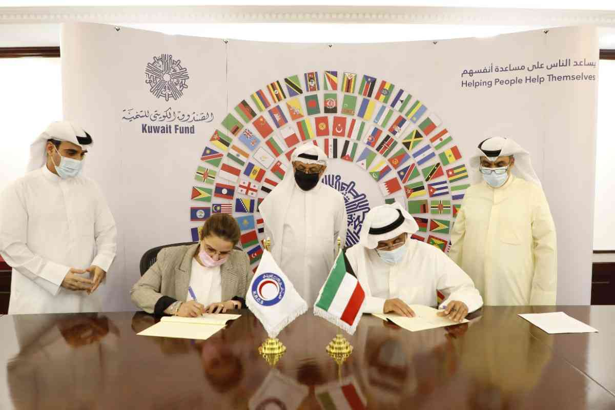 توقيع إتفاقية منحة بين الصندوق الكويتي للتنمية وجمعية الهلال الأحمر الكويتي بمبلغ 2.5 مليون دولار أمريكي للإسهام في تمويل مشروع تحسين ظروف الإيواء والرعاية الصحية للاجئين الروهينغا في مقاطعة كوكس بازار في جمهورية بنغلادش الشعبية