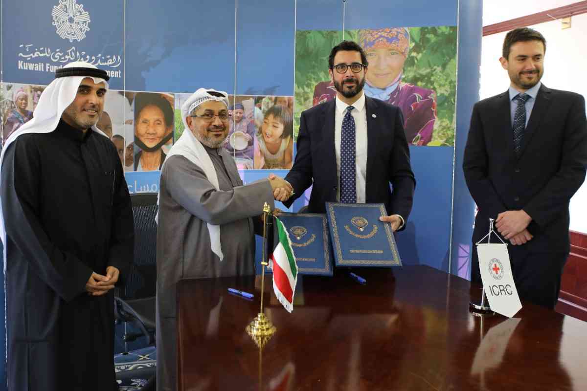 (الصندوق الكويتي للتنمية) والصليب الأحمر الدولي يوقعان مذكرة لتعزيز التعاون
